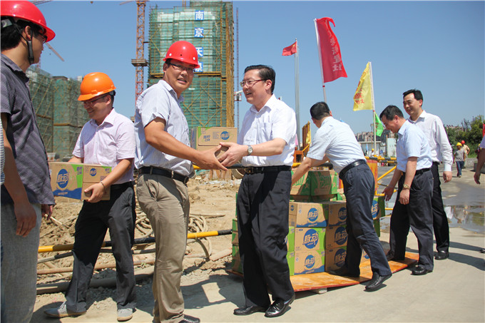 周謙、余亦民赴建設(shè)集團溧水項目送清涼開展“三嚴(yán)三實”專題調(diào)研