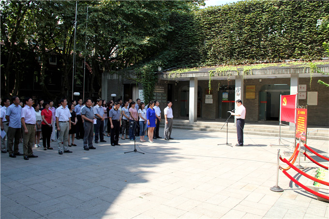 錢(qián)一平率紡織集團(tuán)黨員干部赴梅園新村參觀“三嚴(yán)三實(shí)”專題教育展