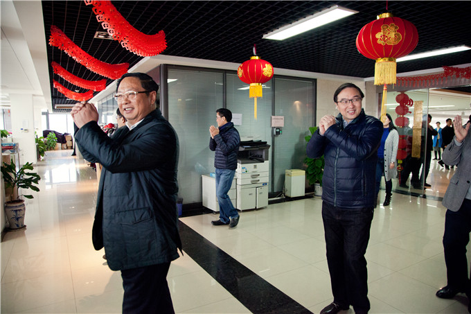 集團(tuán)領(lǐng)導(dǎo)給干部職工拜年