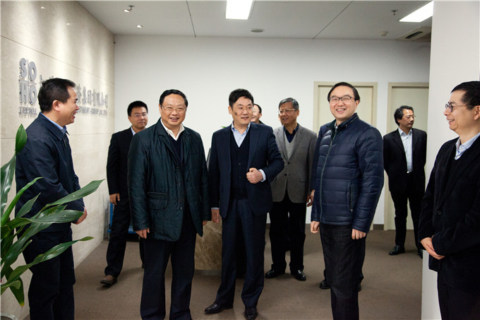 集團(tuán)領(lǐng)導(dǎo)給干部職工拜年