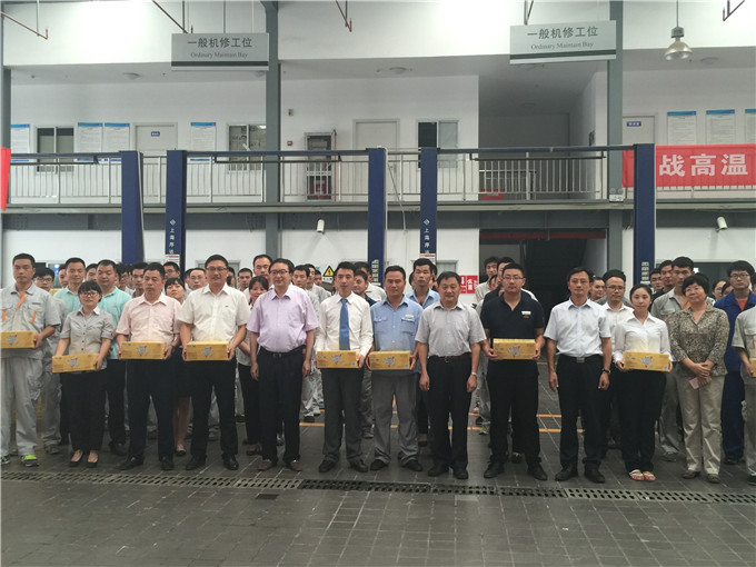 控股集團領導到一線為員工“送清涼”