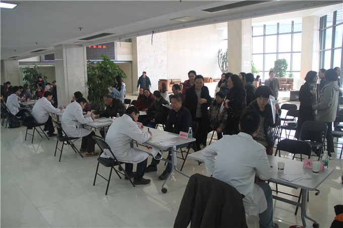 江蘇省中醫(yī)院專家團(tuán)到蘇豪控股義診