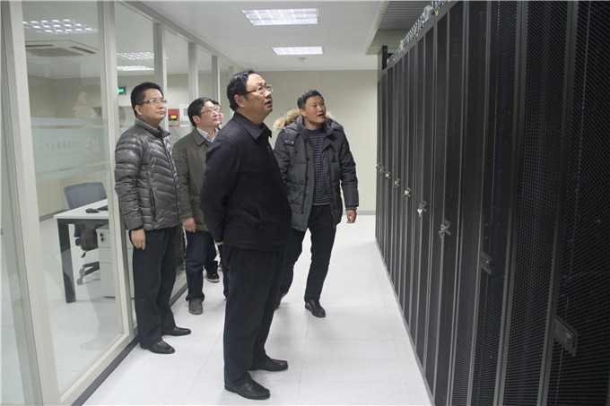 王正喜董事長到控股集團(tuán)總部數(shù)據(jù)中心檢查工作
