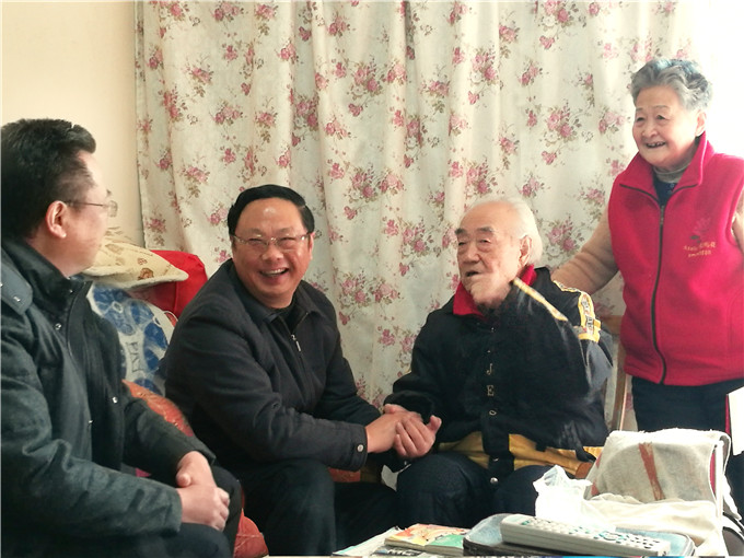 控股集團(tuán)領(lǐng)導(dǎo)看望離退休老同志及困難職工