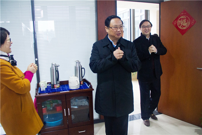 控股集團領導給干部職工拜年