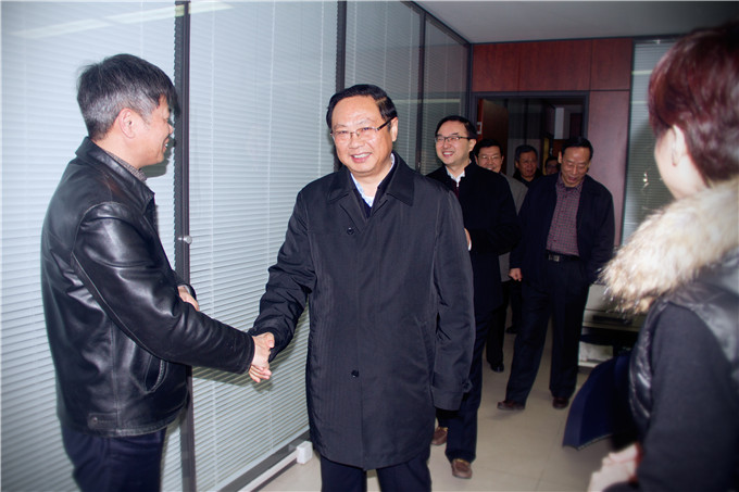 控股集團領導給干部職工拜年