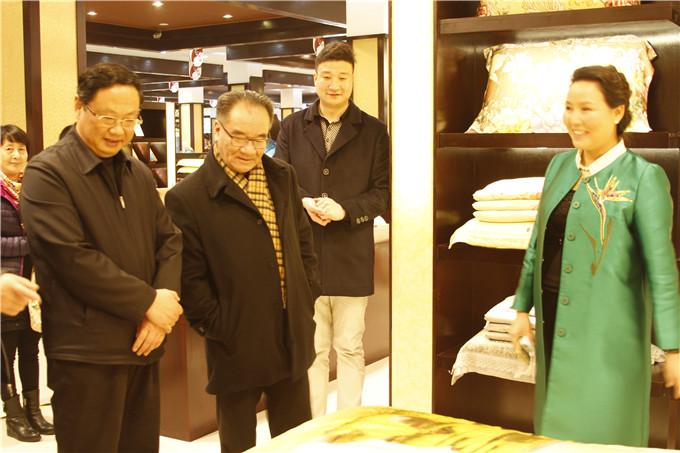 王正喜董事長赴絲綢企業(yè)調(diào)研