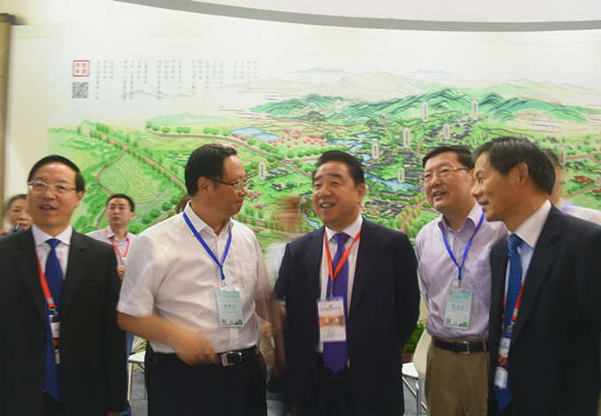 陳震寧副省長蒞臨2017江蘇老博會(huì)蘇豪健康產(chǎn)業(yè)公司展位指導(dǎo)工作