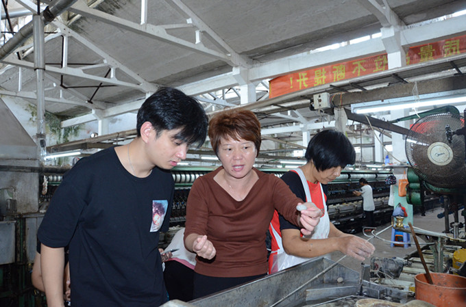 集團(tuán)團(tuán)委組織青年職工參觀富安繭絲綢公司、海安蘇豪制絲公司