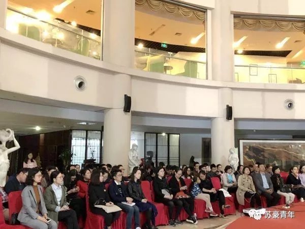 集團(tuán)團(tuán)委組織青年員工參加“英國(guó)當(dāng)代藝術(shù)大師作品展”活動(dòng)