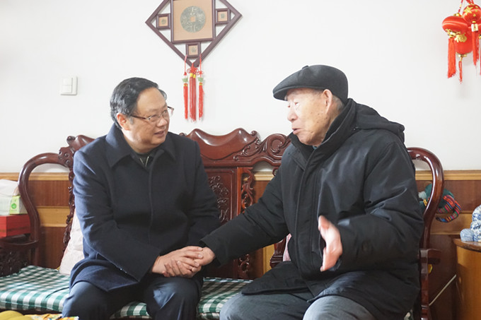 集團領導走訪慰問離退休老同志和困難黨員群眾