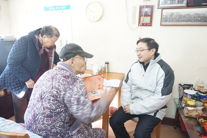 集團領導走訪慰問離退休老同志和困難黨員群眾