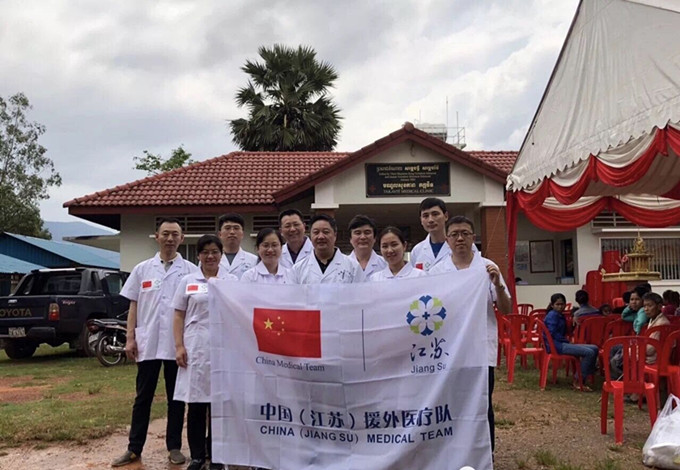 江蘇省支援柬埔寨醫(yī)療隊(duì)赴蘇豪股份柬埔寨生產(chǎn)基地義診