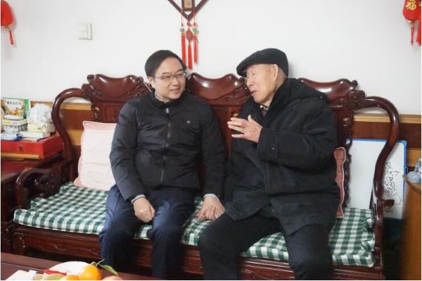 集團(tuán)領(lǐng)導(dǎo)走訪慰問老同志老黨員及困難黨員和職工