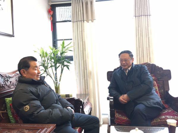 集團(tuán)領(lǐng)導(dǎo)走訪慰問老同志老黨員及困難黨員和職工