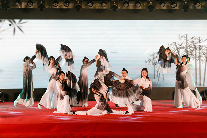 集團(tuán)領(lǐng)導(dǎo)出席蘇豪股份2019年度總結(jié)表彰大會(huì)暨建司40周年活動(dòng)