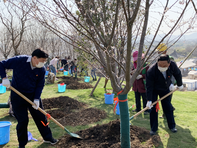 集團(tuán)領(lǐng)導(dǎo)參加基層支部主題黨日活動(dòng)