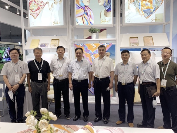 王正喜董事長考察中國絲綢主題展