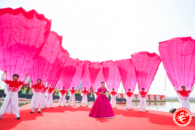 1621822574636735.jpg 大型合唱舞蹈在陽光燦爛下_副本.jpg